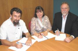 PhotoID:10623, Deputy Vice-Chancellor Professor Jennelle Kyd signs an MOU with Midell Water's Ben Kele and Arris' Jim Kelly. 