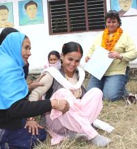 PhotoID:9229, Anne gives health tips in Nepal