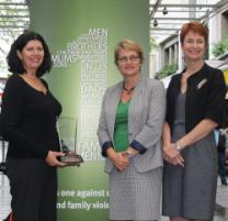 PhotoID:9314, Presenting an award for the new course ... Communities Minister Karen Struthers (centre) is pictured with Centre Director Heather Nancarrow (left) and Centre Education Officer Annie Webster