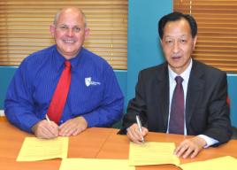 PhotoID:11773, Shandong Normal University President Professor Zhao Yanxiu signs an MOU with CQUni VC Professor Scott Bowman