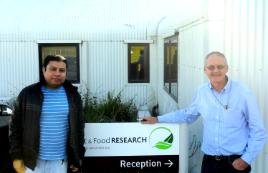 PhotoID:12330, PhD student Umesh Acharya and Professor Kerry Walsh visit the Plant and Food Research facility in New Zealand