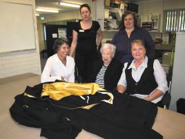 PhotoID:9028, Yvonne Turner (centre) shares memories with the Office of Development and Graduate Relations, including Suzi Blair, Tamsen Clifford-Banks, Michelle Hodda and Glenys Kirkwood