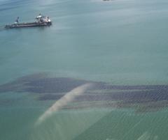 PhotoID:6250, Oil spills are only one of many risks