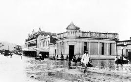 PhotoID:10331, Going to work with bare legs ... Rockhampton's CBD.