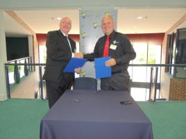 PhotoID:13786, Charles Darwin Univerity's Vice-Chancellor Professor Barney Glover and CQUniversity's Vice-Chancellor Professor Scott Bowman officially sign the MoU to develop the Tropical Energy and Engineering Alliance between the two Universities. 