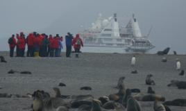 PhotoID:13936, Expedition ship, penguins & tourists (Photo credit: Suzanne Noakes)