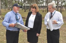 PhotoID:11504, Professors Pegg and Kyd discuss the Clinic plans with Rod Boddice, the Acting Chief Operations Officer, Central Queensland Health Service District 