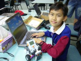 PhotoID:5885, Independent entrant Abel Chiou with his 'Stryker 7' robot