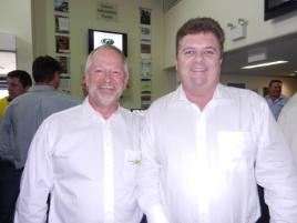 PhotoID:12244, CQUniversity's Project Management course coordinator Richard Egelstaff with Tony Stevens from Paynter Dixon. 