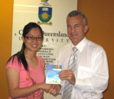 PhotoID:5283, Bachelor of Business student Wei Hoon Chung receives her gift voucher from Assoc. Professor Ken Bruce.