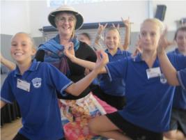 PhotoID:10171, Dr Sue Davis as Dr Rita Strong, an environmental anthropologist, sharing her stories about cultures and how they interact with trees at Mooloolaba State School. 