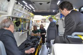 PhotoID:14844, The visitors chat with L-R Lisa Hurring from Paramedic Science, Deputy VC Hilary Winchester and Prof Brian Maguire from Paramedic Science